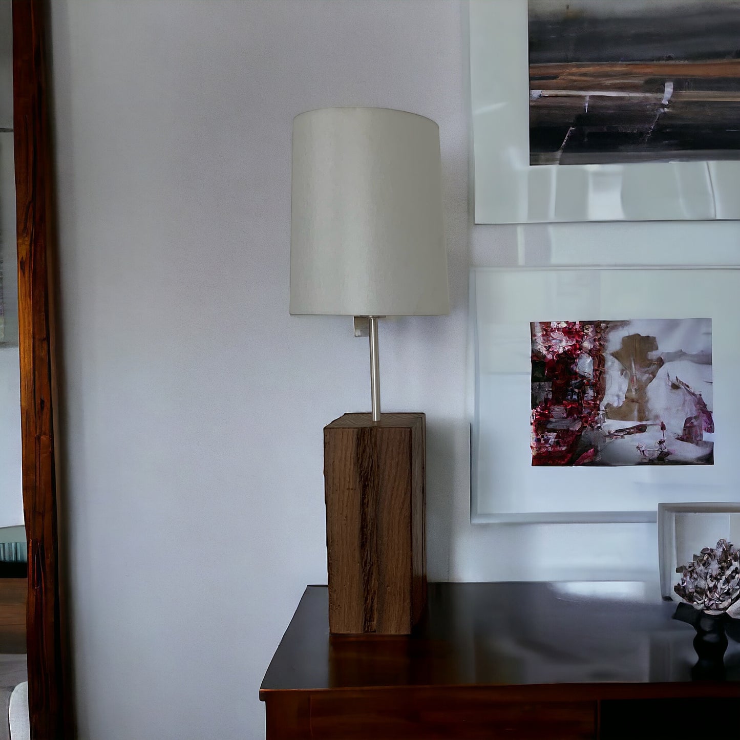 Trælampe med grå lampeskærm