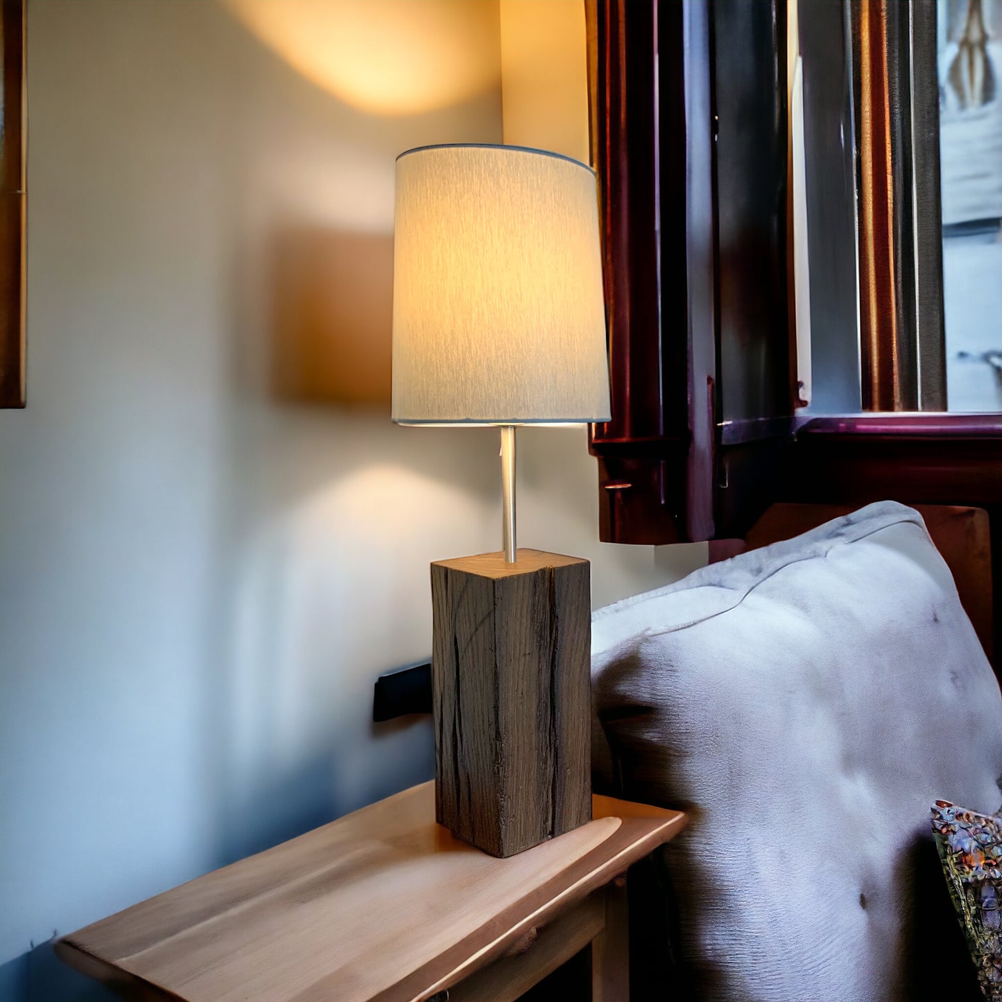 Trælampe med grå lampeskærm