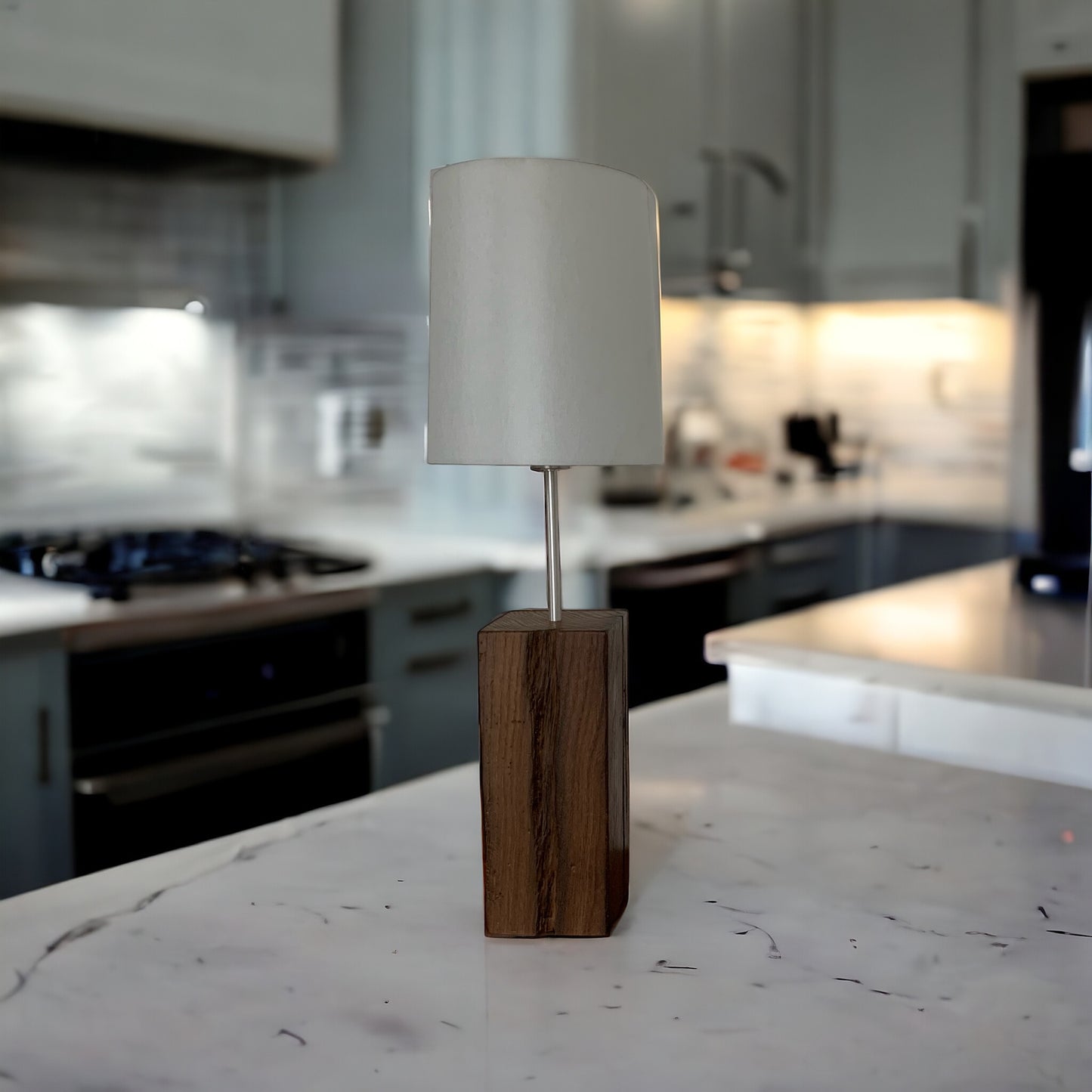 Trælampe med grå lampeskærm
