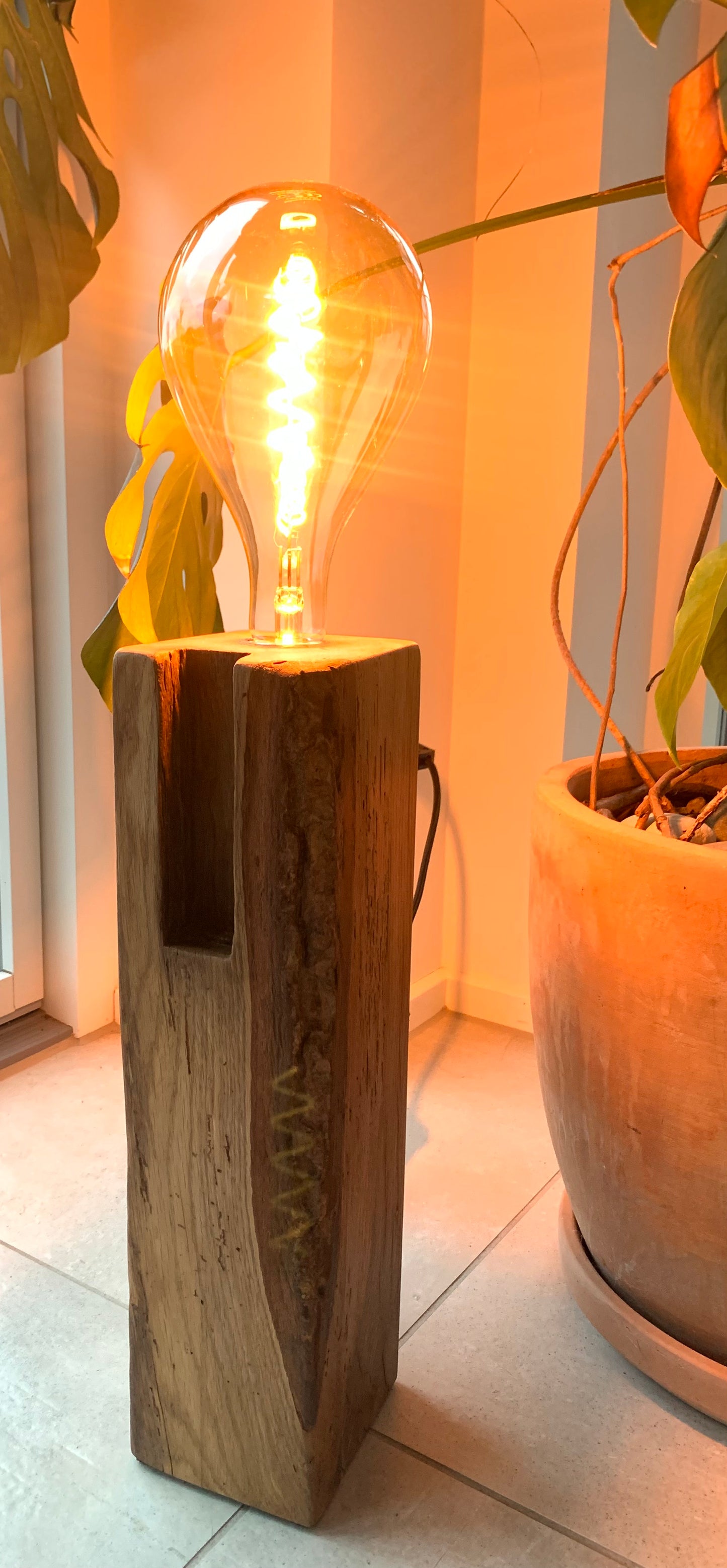Trælampe med stor dekorationspære