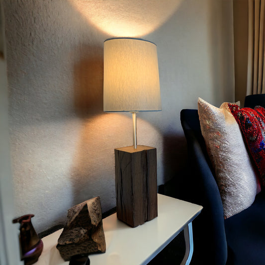 Trælampe med grå lampeskærm