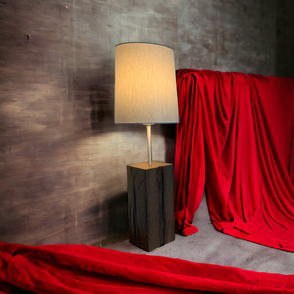 Trælampe med grå lampeskærm