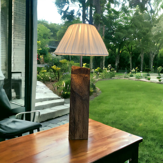 Trælampe med hvid lampeskærm